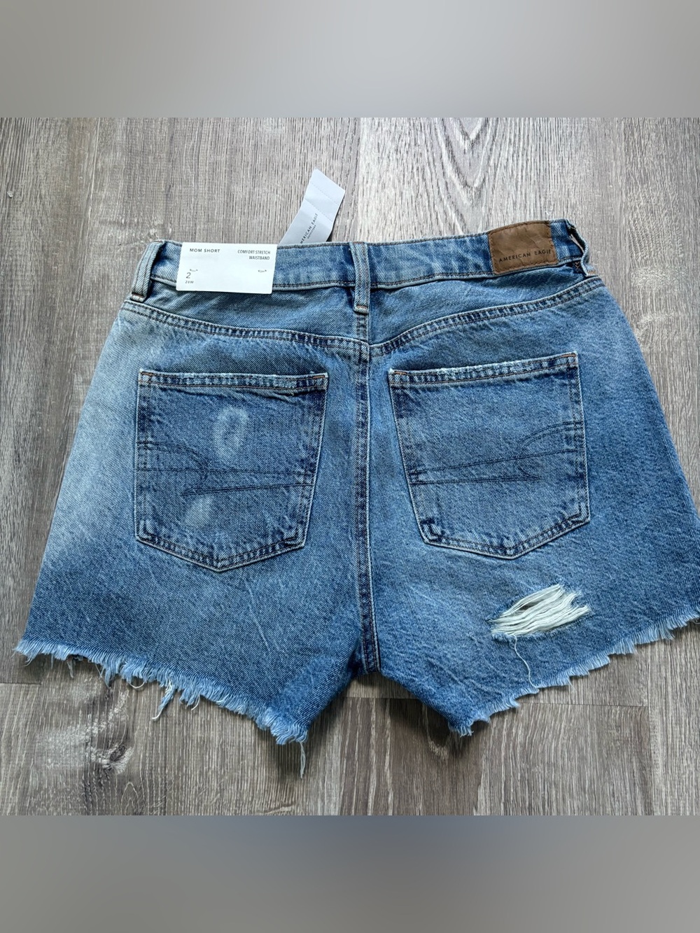 NWT American Eagle Outfitters Mom Short Blue Denim Shorts Size 26/2 - Picture 2 of 3